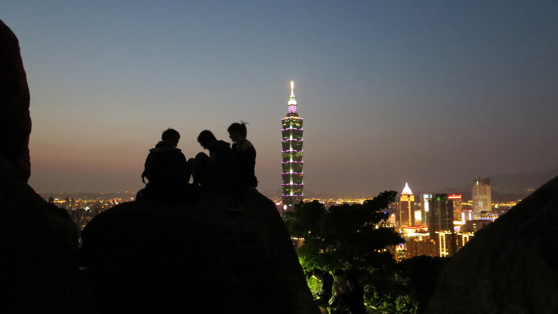 Taipei night photos from Elephant Mountain | Taiwan Fun Times